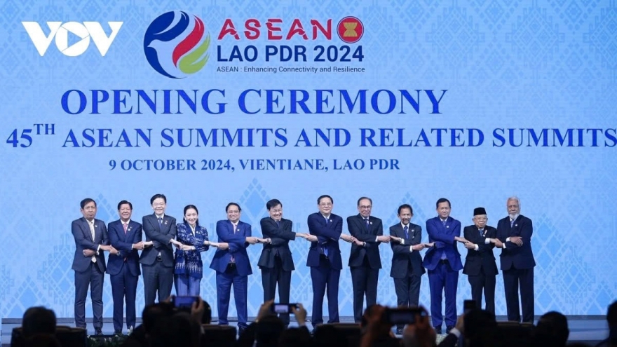 PM Pham Minh Chinh attends ASEAN Summits in Vientiane